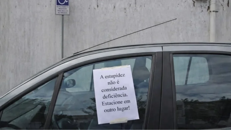 Carro Estacionado Em Vaga Reservada Para Pessoa Com Deficiência Com Cartaz No Vidro Dizendo “A Estupidez Não É Considerada Deficiência. Estacione Em Outro Lugar”