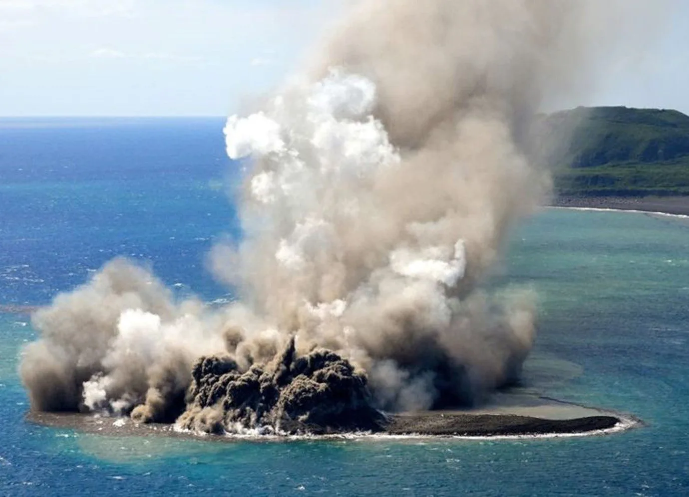 Nova ilha surge no Japão após erupção vulcânica subaquática