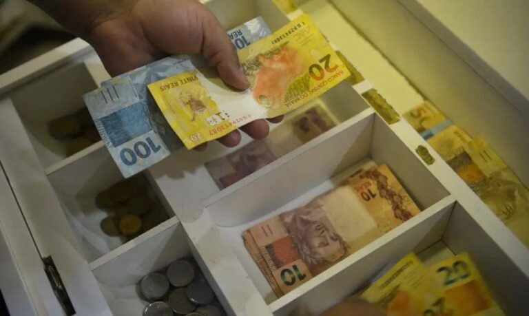 Rnews - Salário Mínimo De R$ 1.412 Entrou Em Vigor Dia 1º