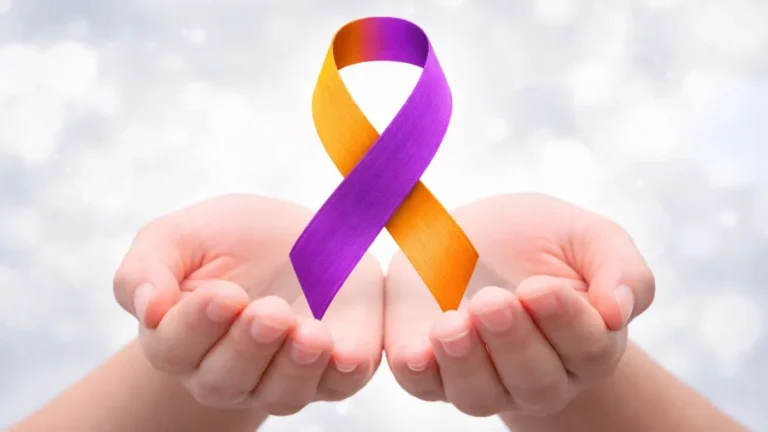 Laço Roxo E Laranja De Conscientização Sobre Saúde Apoiado Por Duas Mãos, Simbolizando As Campanhas De Fevereiro