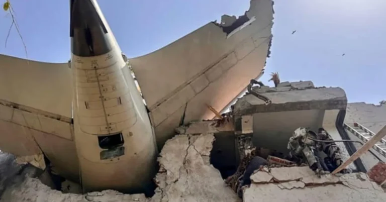 Avião Cai Na Índia