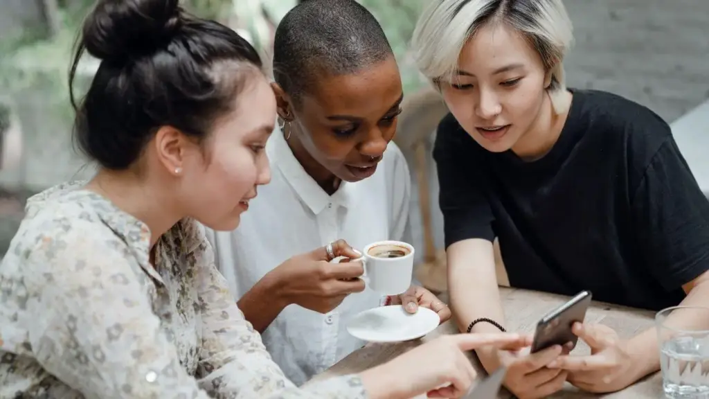 Redes sociais e saúde mental: entre a conexão global e os riscos da solidão digital