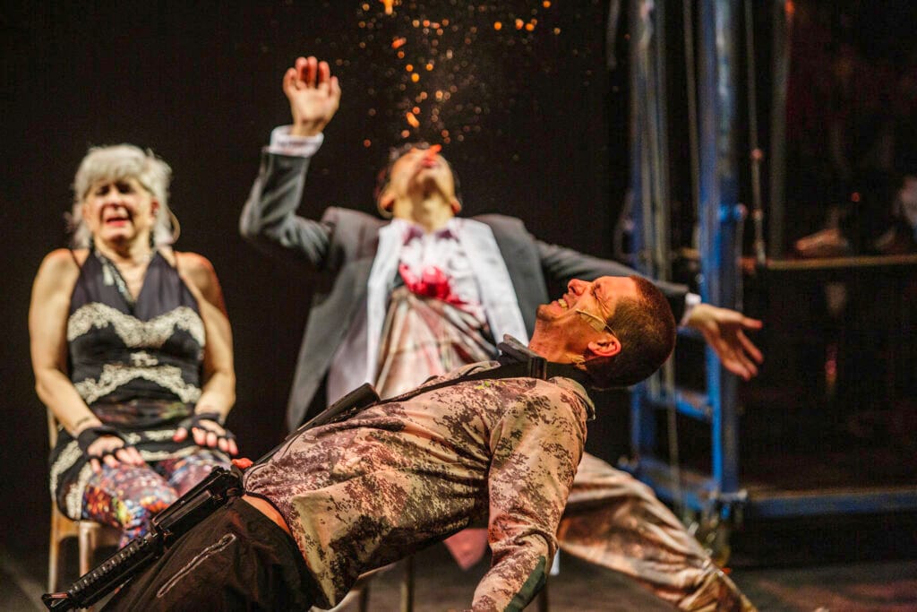 Teatro De Contêiner Recebe Elã