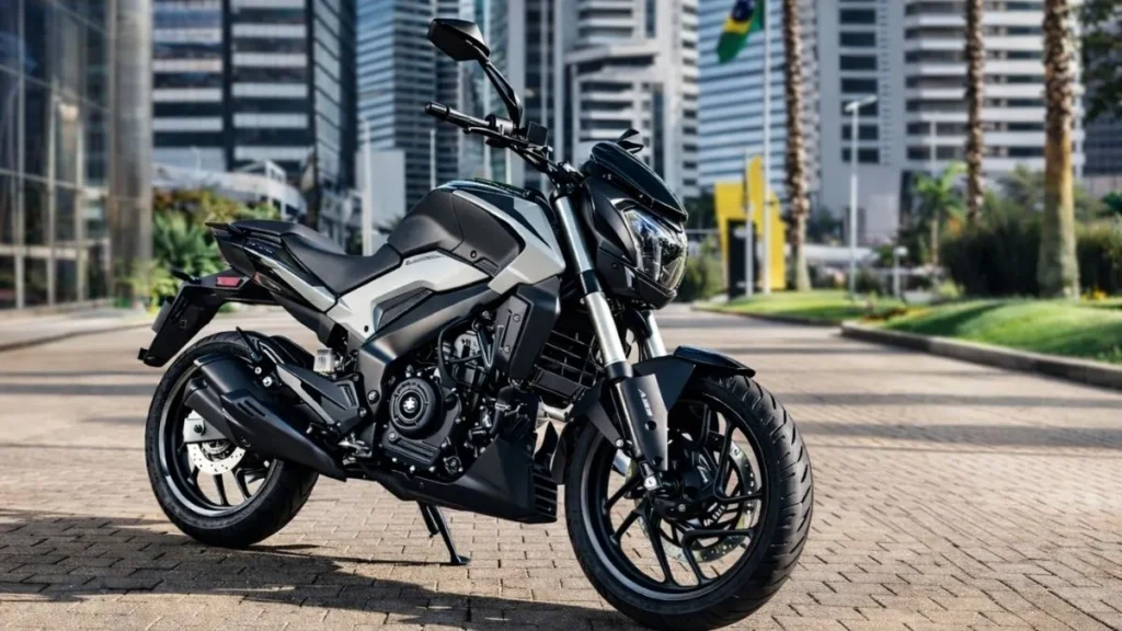 Bajaj Dominar 250 Estacionada Em Área Urbana, Moto Naked De 250 Cilindradas Com Design Robusto, Suspensões Invertidas E Proposta Intermediária Da Marca No Brasil.