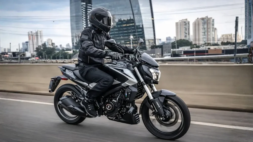 Bajaj Dominar 250 Em Uso Urbano, Mostrando Posição De Pilotagem Confortável E Estabilidade Para Cidade E Estrada