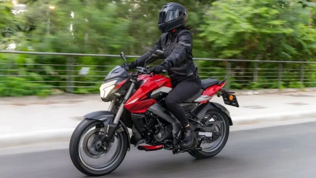 Bajaj Dominar Ns160 Em Uso Urbano, Destacando Visual Esportivo, Agilidade E Posição De Pilotagem Equilibrada