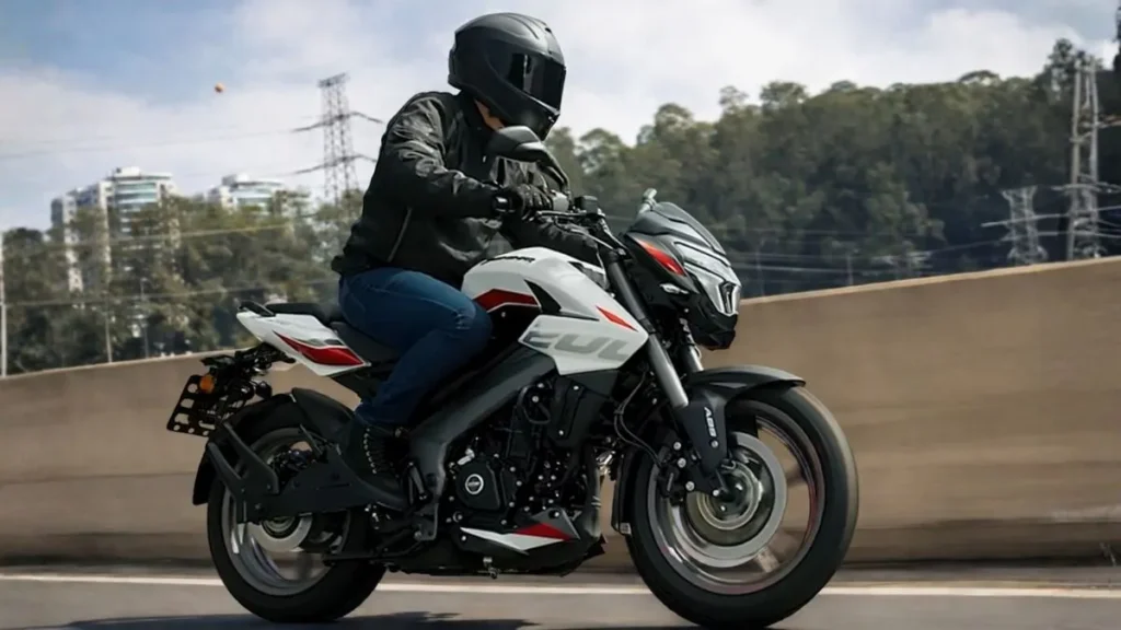 Bajaj Dominar Ns200 Em Uso Urbano, Mostrando Visual Agressivo, Posição De Pilotagem Esportiva E Proposta Focada Em Desempenho