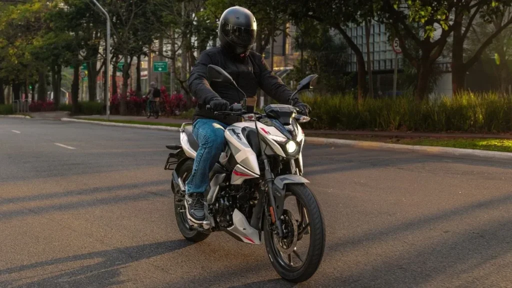 Bajaj Pulsar N150 Em Uso Urbano, Mostrando Design Naked, Posição De Pilotagem Ereta E Proposta Voltada Ao Dia A Dia