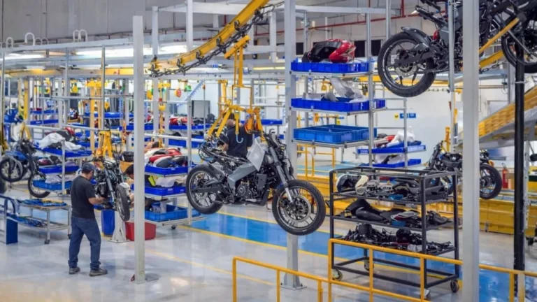 Linha De Montagem Da Bajaj No Brasil Com Várias Motocicletas Sendo Produzidas Em Fábrica Moderna E Estrutura Industrial Ampla.