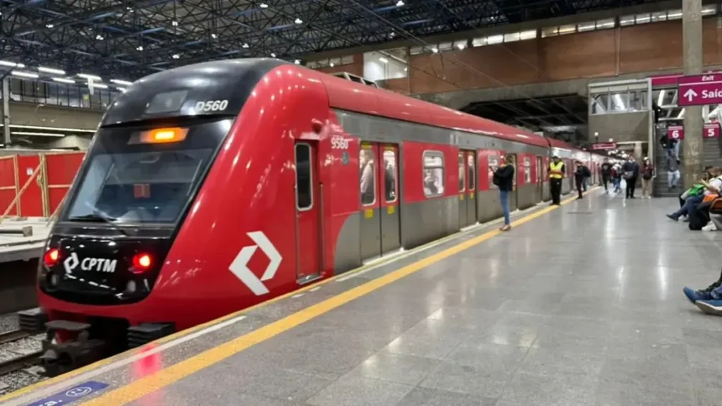 Linha 7 Rubi Terá Alterações Na Operação No Domingo, 25 De Janeiro 5 Trem Da Linha 7 Rubi Parado Em Estação Da Capital Paulista Com Passageiros Na Plataforma Durante Operação Regular