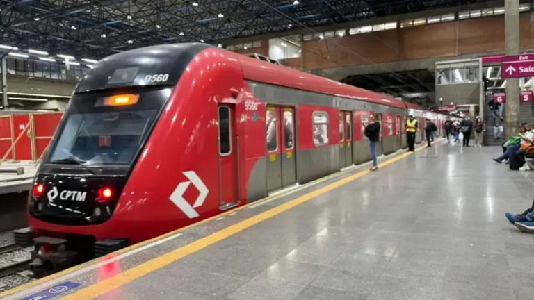 Trem Da Linha 7 Rubi Parado Em Estação Da Capital Paulista Com Passageiros Na Plataforma Durante Operação Regular