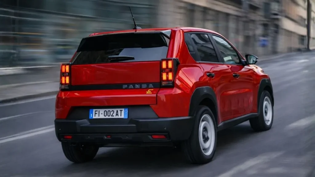 Fiat Argo 2027 Em Movimento Durante Teste Urbano, Destacando O Novo Design E A Proposta Da Próxima Geração Do Hatch