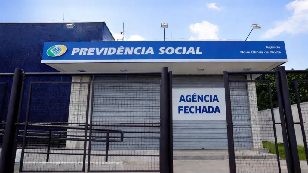 Fachada De Agência Do Inss Com Portas Fechadas E Aviso De “Agência Fechada” Durante Suspensão Temporária Do Atendimento Presencial.