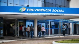 Pessoas Entram Em Uma Agência Do Instituto Nacional Do Seguro Social, Com Atendimento Ao Público Em Unidade Da Previdência Social No Brasil.