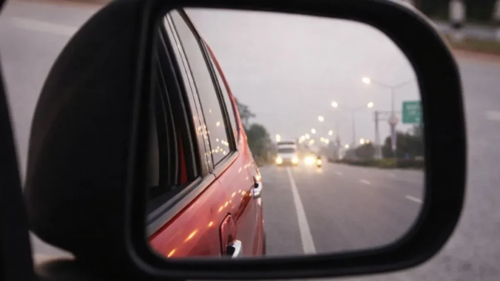 Retrovisor De Carro Mostrando Veículos Atrás Em Via Urbana