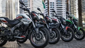 Linha completa de motos Bajaj vendidas no Brasil, com modelos da família Dominar alinhados em ambiente urbano