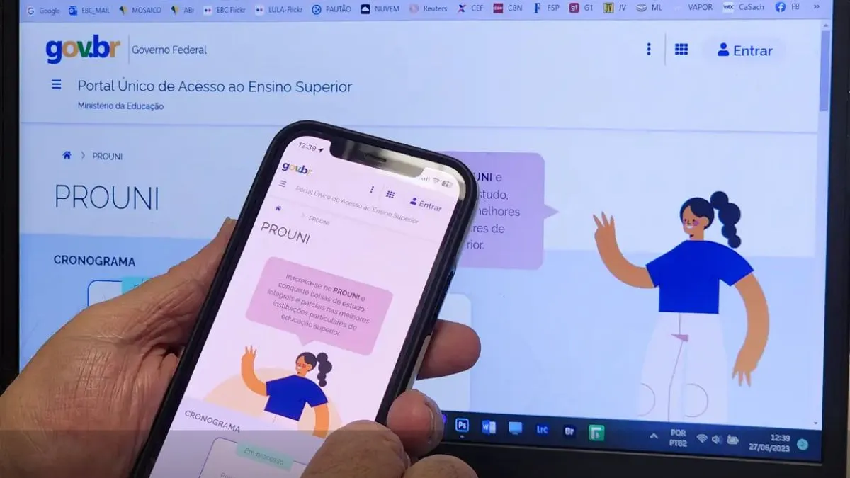 Uma Pessoa Acessando O Site Do Prouni Pelo Celular, Com A Página Oficial Do Programa Exibida Também Em Um Computador Ao Fundo, Destacando O Portal Gov.br E O Ambiente Digital De Inscrição No Ensino Superior