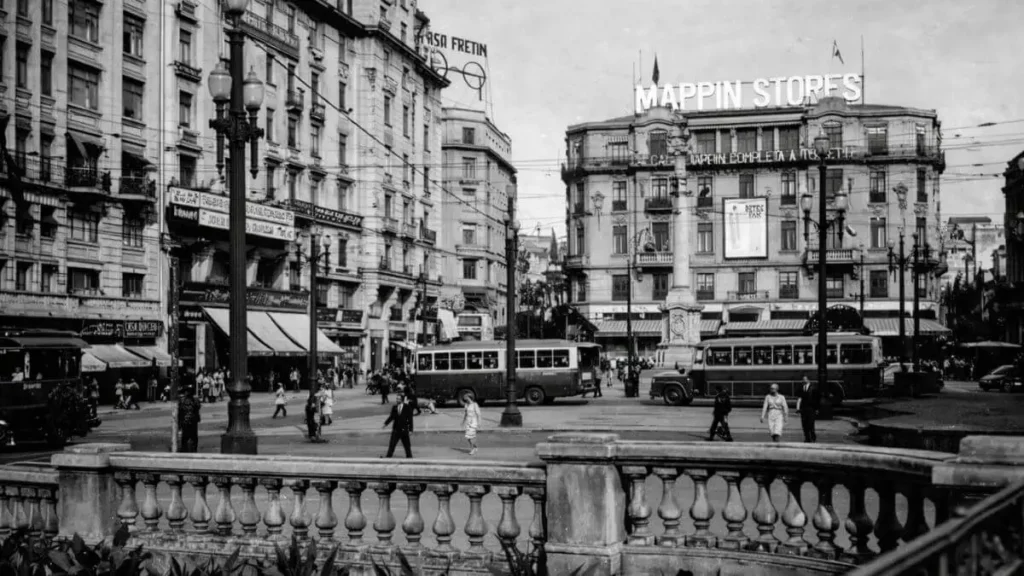 Aos 472 Anos, São Paulo Segue Como A Cidade Que Nunca Para 13 Imagem Histórica Da Praça Do Patriarca, No Centro De São Paulo, Com Pedestres, Veículos E Comércio Em Registro Urbano Do Início Do Século Xx