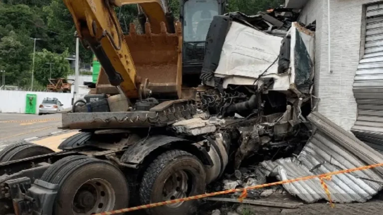 Rnews - Carreta Sem Freios Atinge Residência Em Caieiras E Deixa Dois Feridos