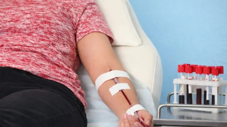 Paciente Realiza Doação De Sangue Em Ambiente De Coleta, Dando Exemplo De Cidadania Em Campanha De Doação No Centro Cultural De Caieiras