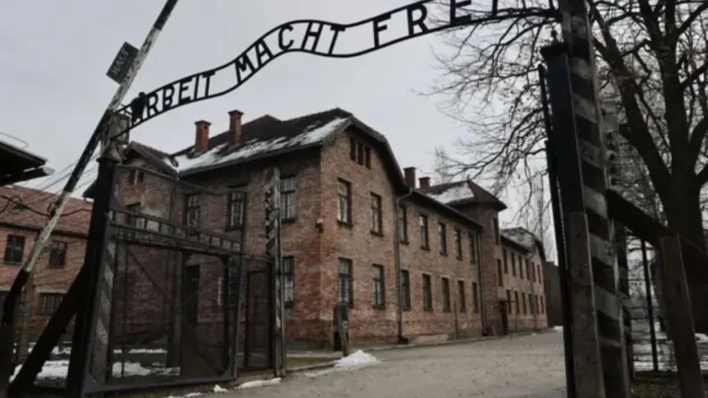 Portão Do Campo De Concentração De Auschwitz-Birkenau, Na Polônia, Local Libertado Em 27 De Janeiro De 1945 Durante A Segunda Guerra Mundial.