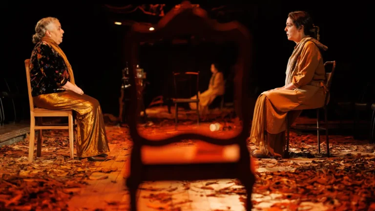 Rnews - A Menina Escorrendo Dos Olhos Da Mãe