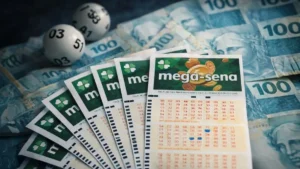 Volantes da Mega-Sena sobre notas de real com bolas numeradas ao fundo, representando apostas e prêmio milionário em destaque no Brasil.