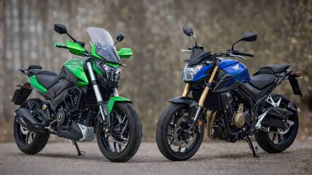Bajaj Dominar 400 Verde Com Para-Brisa E Protetores De Mão Ao Lado Da Honda Cb 500F Azul Em Comparação Direta Sobre Média Cilindrada