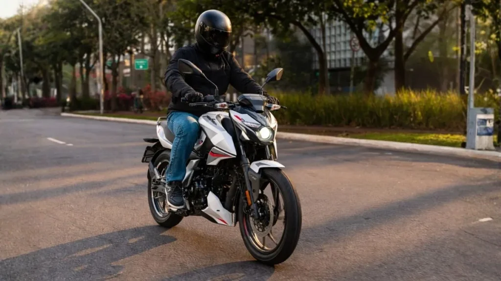 Bajaj Pulsar N150 Em Movimento Em Rua Urbana, Com Piloto Equipado, Destacando Visual Moderno E Proposta De Uso Diário Da Moto No Brasil