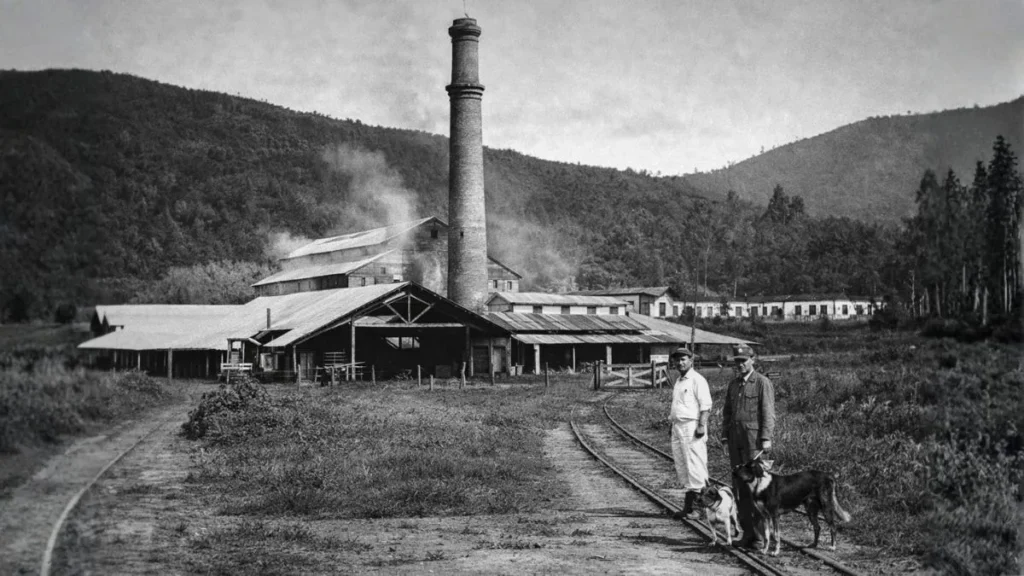 Fábrica Da Companhia Melhoramentos Em Caieiras No Início Do Século Xx Com Chaminé Central E Trilhos Industriais No Núcleo Que Deu Origem À Cidade.