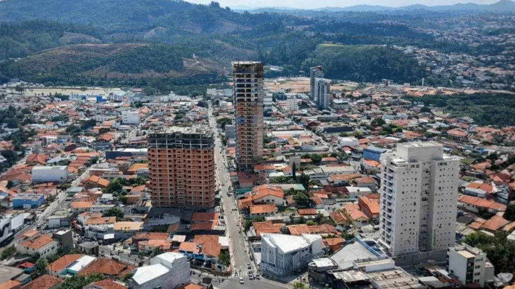 Vista Histórica De Caieiras Durante O Processo De Industrialização, Quando A Ferrovia E As Fábricas Passaram A Moldar O Território Urbano.