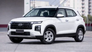 Hyundai Creta Action branco estacionado em área urbana, mostrando design frontal moderno, grade escurecida e faróis divididos característicos do SUV compacto