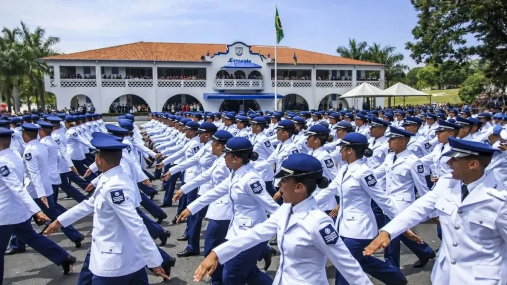 Alunos Do Curso De Formação De Sargentos Da Aeronáutica Marchando Em Formatura Oficial Na Escola De Especialistas Da Aeronáutica (Eear)