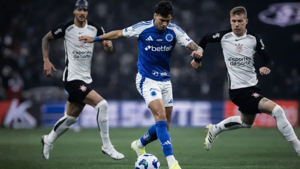 Jogador Do Cruzeiro Disputa A Bola Com Dois Atletas Do Corinthians Em Lance Ofensivo No Mineirão Pelo Campeonato Brasileiro.