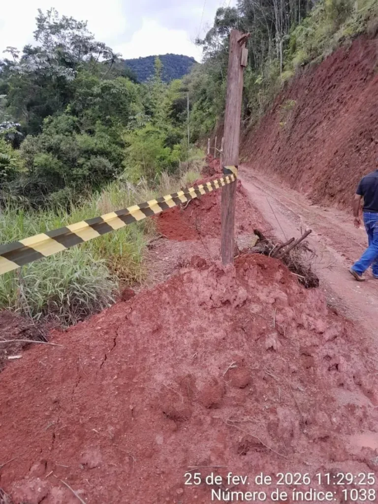 Deslizamento De Terra Interdita Estrada Rural Em Monteiro Lobato, No Vale Do Paraíba, Após Fortes Chuvas Que Atingem O Estado De São Paulo.