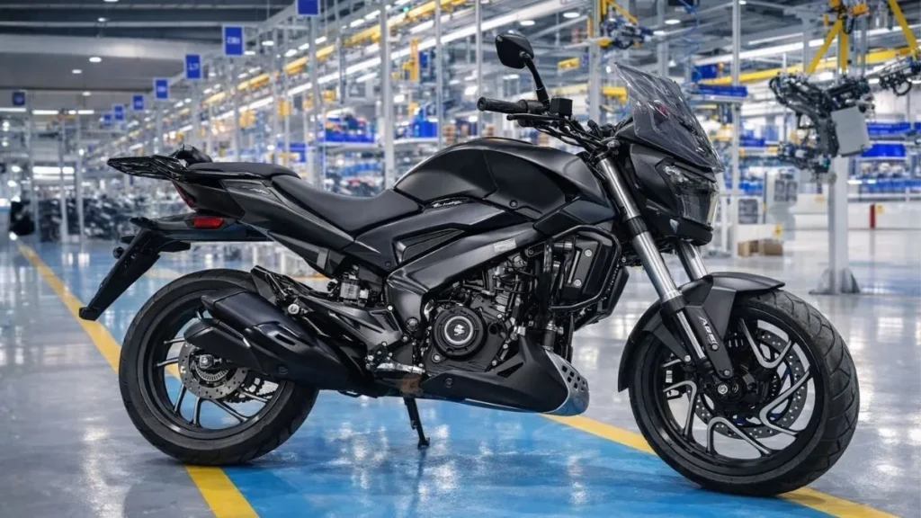 Motocicleta Bajaj Em Manutenção Preventiva Em Oficina Autorizada No Brasil, Com Técnico Realizando Verificação Mecânica Em Ambiente Profissional.