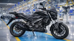 Motocicleta Bajaj Em Manutenção Preventiva Em Oficina Autorizada No Brasil, Com Técnico Realizando Verificação Mecânica Em Ambiente Profissional.