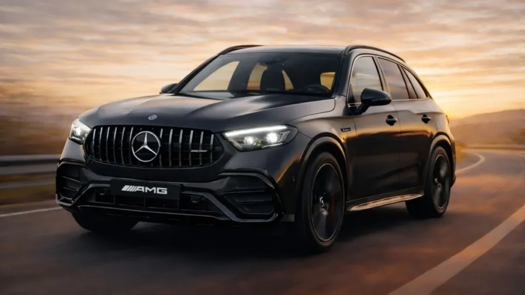 Mercedes-Amg Glc 2025 Preta Em Movimento Em Estrada Ao Entardecer Com Iluminação Natural Clara Destacando Grade Frontal E Faróis Led