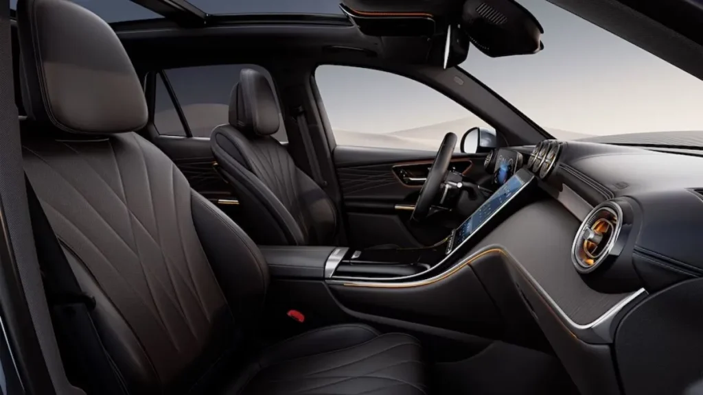 Interior Do Mercedes-Benz Glc 2025 Com Bancos Em Couro Perfurado, Iluminação Ambiente Em Led E Teto Panorâmico, Destacando Acabamento Premium E Design Moderno Da Cabine.