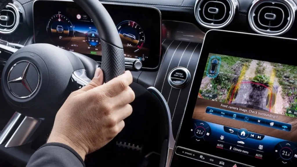 Interior Do Mercedes-Benz Glc 2025 Com Painel Digital De 12,3 Polegadas E Tela Vertical De 11,9 Polegadas Do Sistema Mbux Exibindo Câmera 360°, Volante Multifuncional E Acabamento Premium.