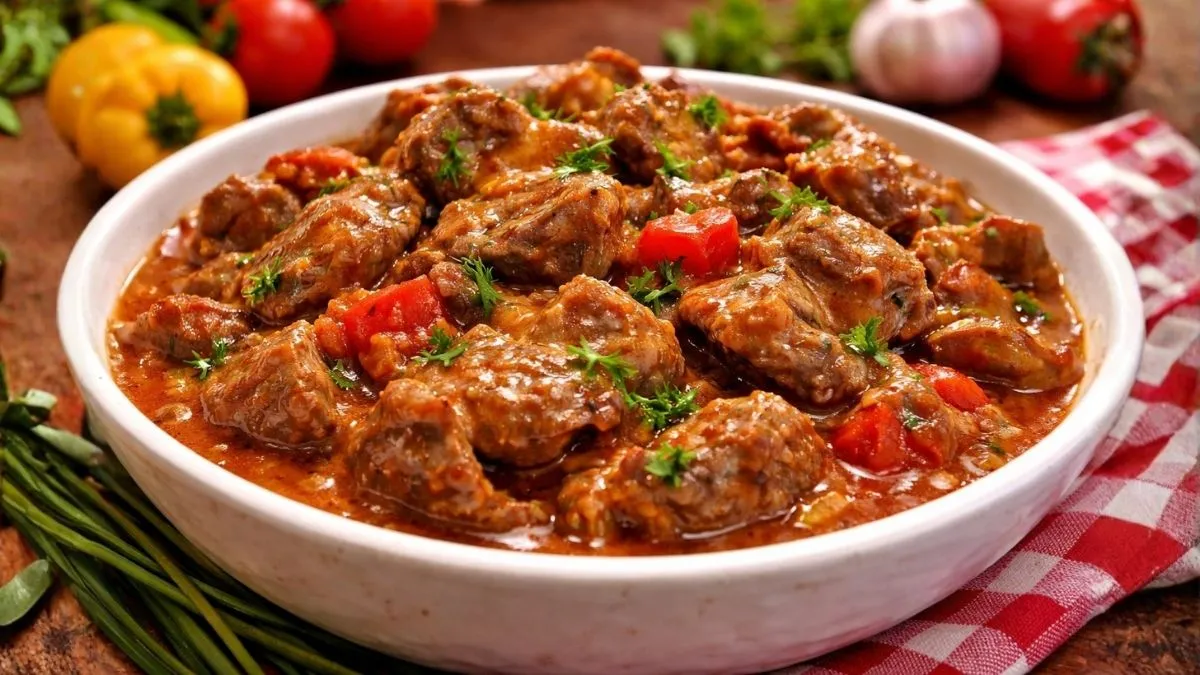 Moela Na Panela De Pressão Com Molho Encorpado, Tomate E Salsinha Fresca, Servida Em Tigela Branca Com Brilho Intenso E Textura Suculenta Em Destaque