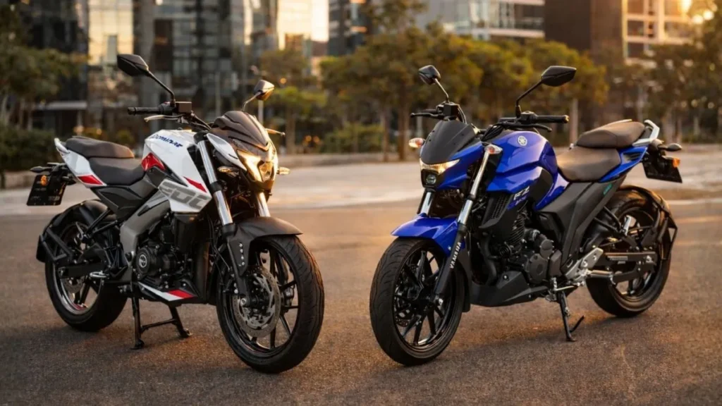 Bajaj Dominar Ns200 E Yamaha Fazer 250 Estacionadas Lado A Lado Em Avenida Urbana Moderna, Em Ângulo Frontal 3/4, Com Iluminação Natural De Fim De Tarde E Fundo Desfocado.