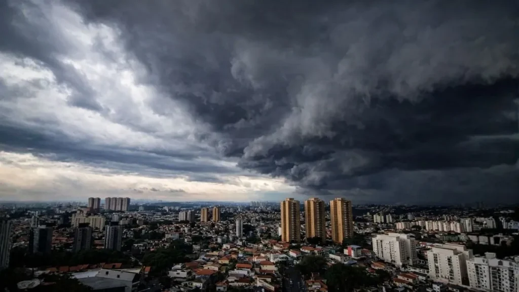 Nuvens Densas E Escuras Avançam Sobre A Cidade De São Paulo Enquanto Tempestade Se Aproxima, Com Prédios Residenciais Sob Céu Carregado E Atmosfera De Forte Instabilidade.