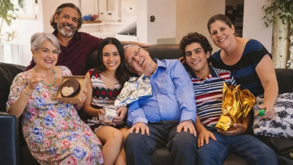 Família Reunida Em Celebração De Páscoa, Com Diferentes Gerações Compartilhando Ovos E Momentos De Convivência
