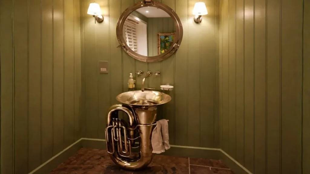 Pia Feita Com Uma Tuba Antiga Transformada Em Pedestal Em Banheiro Elegante Com Design Criativo E Reaproveitamento Artístico