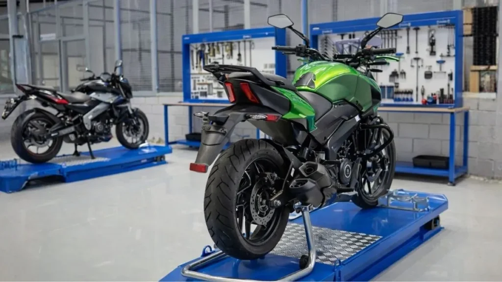 Moto Bajaj Dominar Verde Em Elevador De Oficina Durante Revisão Em Concessionária Organizada No Brasil