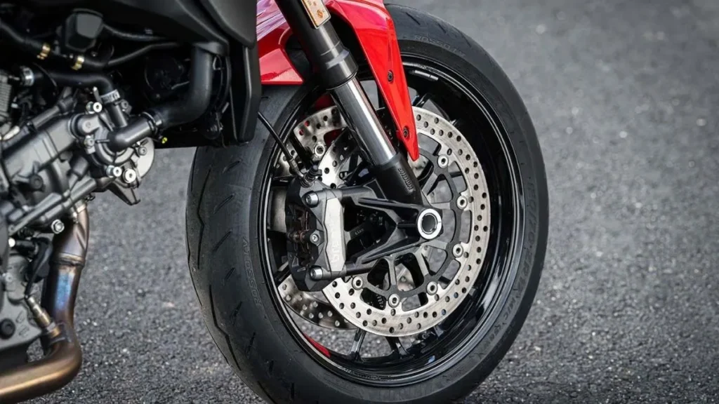 Roda Dianteira Da Ducati Monster 2026 Com Disco Duplo E Pinça Brembo M4.32 Em Detalhe