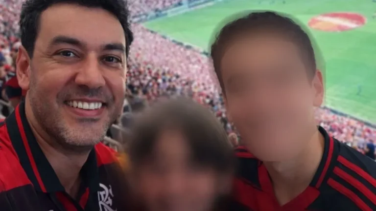 Homem E Dois Filhos Em Estádio De Futebol Em Imagem De Arquivo Usada Para Ilustrar Reportagem Sobre Caso Em Itumbiara (Go).