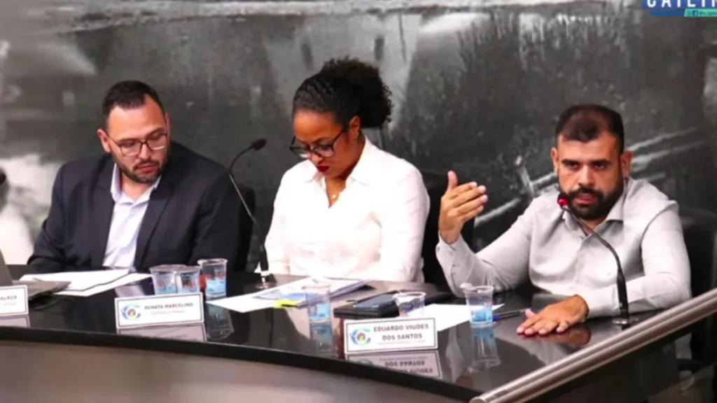 Vereadores E Povo Participam De Audiência Pública Na Câmara Municipal, Com Pessoas Da Saúde Falando Ao Microfone Explicam Documentos Sobre A Mesa.