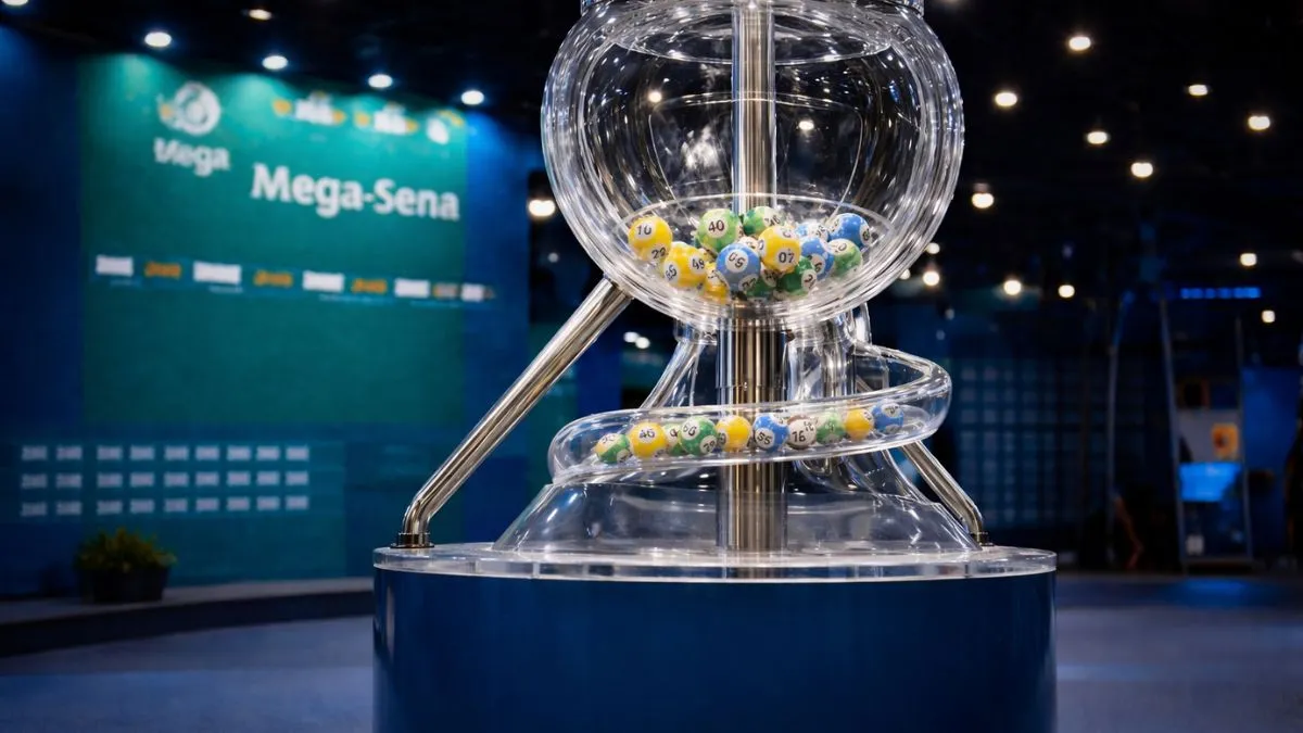 Máquina oficial da Mega-Sena com globo transparente e bolas numeradas durante sorteio realizado no Espaço da Sorte, em São Paulo